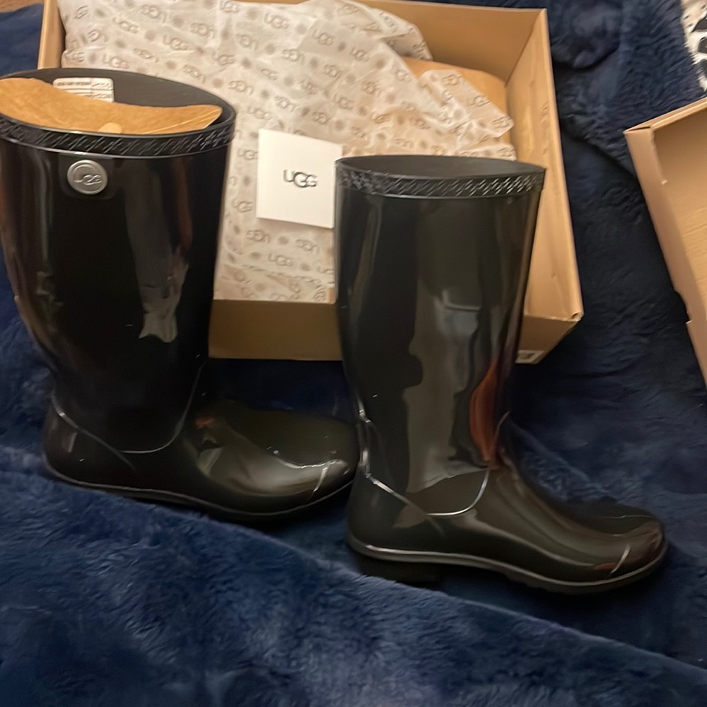 UGGS W SHAYE NEW Rain boots Sz 9 Black